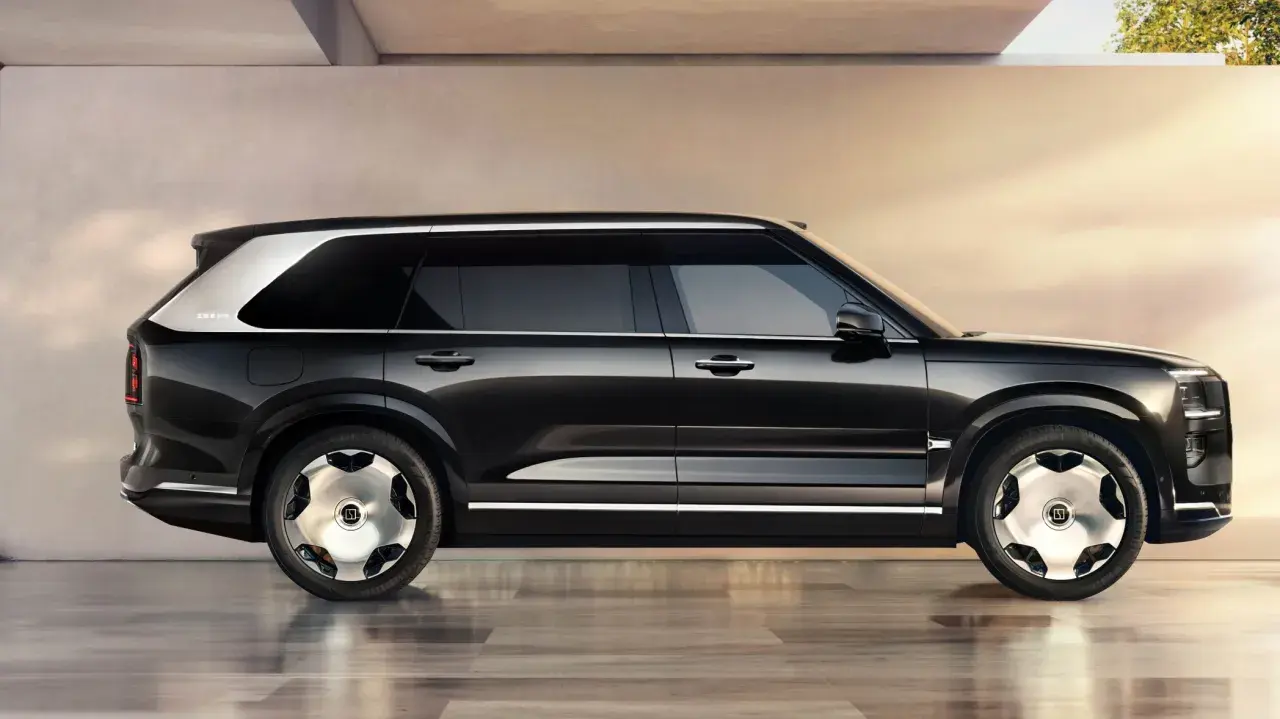 Svart Zeekr 9X SUV med silverdetaljer och unika fälgar, parkerad på ett glänsande golv.