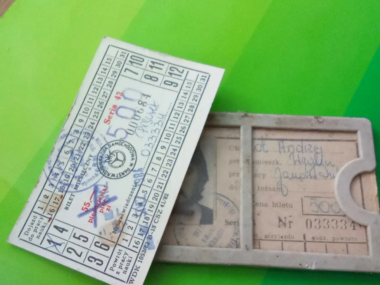 Stary bilet miesięczny PKS z ceną 500 zł. Widoczna seria i numer biletu, a także dane pasażera.