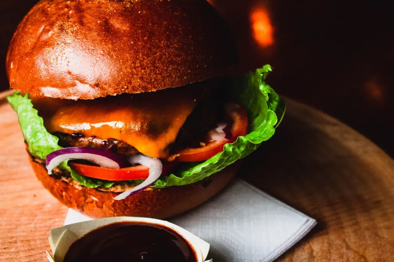 Zaskakujące dodatki do burgera, które zmienią Twoje danie na zawsze