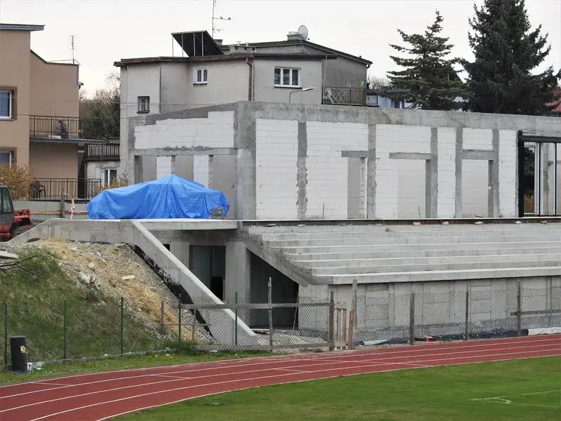 Ile kosztuje budowa stadionu? Zaskakujące różnice w cenach w Polsce!