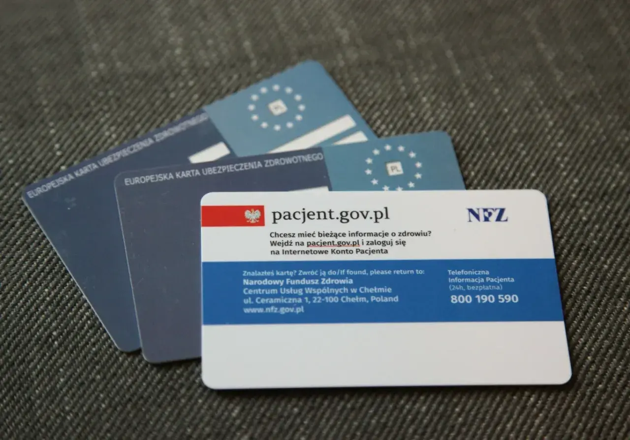 EKUZ, czyli Europejska Karta Ubezpieczenia Zdrowotnego, to dokument potwierdzający prawo do świadczeń medycznych w UE. Na zdjęciu widać kilka takich kart.