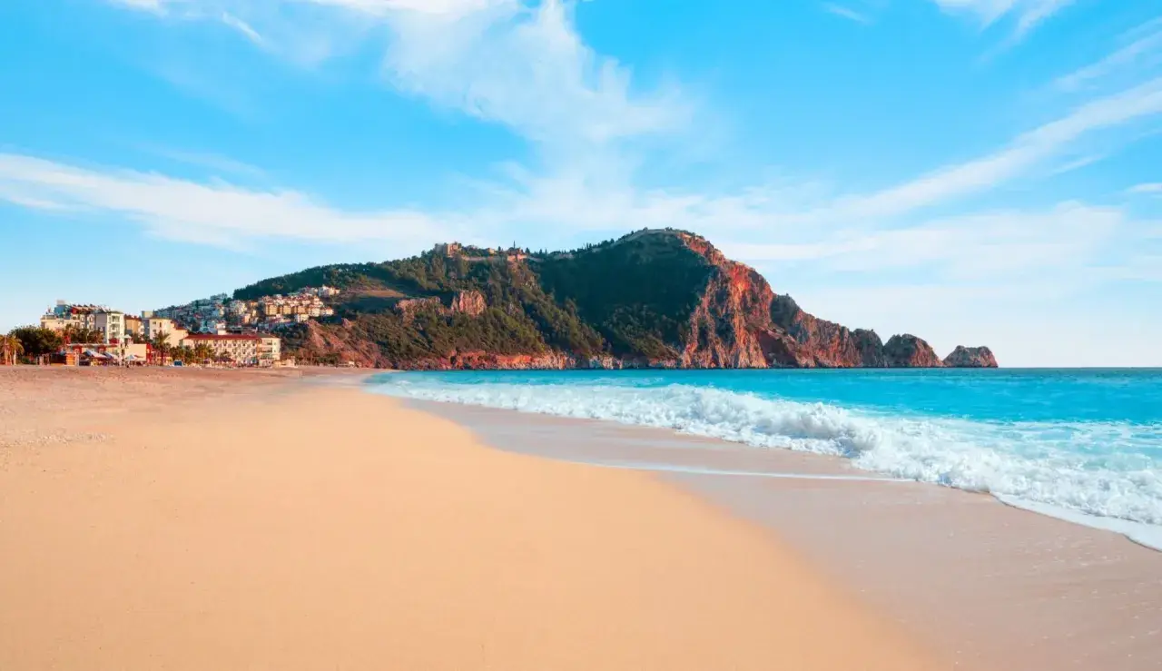 Alanya: Nad jakim morzem leży? Odkryj plaże i atrakcje!