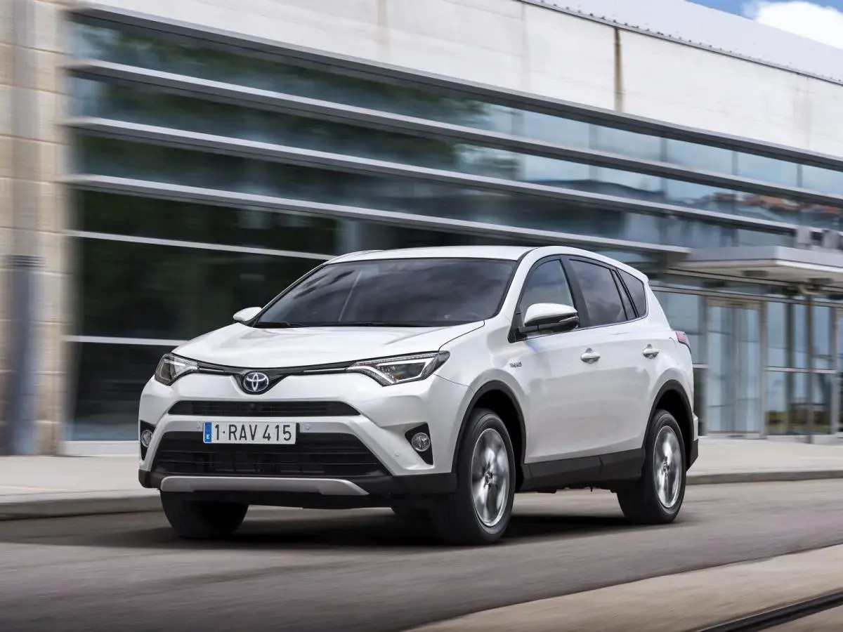 Biała Toyota RAV4 w ruchu miejskim. Wiele osób szuka takich aut, czytając toyota rav4 opinie forum.