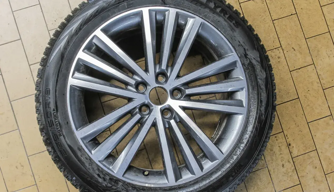 Felga aluminiowa do Citroen C5, z widocznym rozstawem śrub. Opona zimowa 235/50R19.