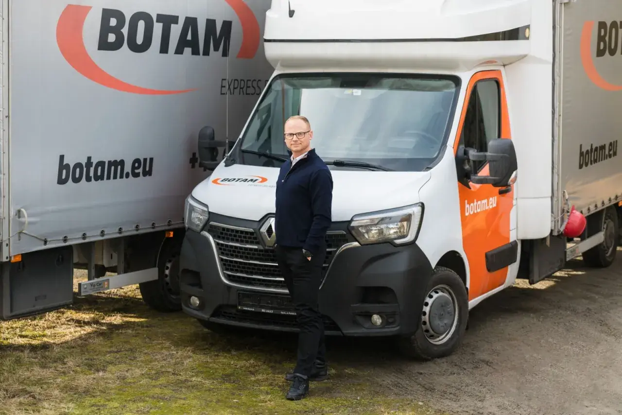 Właściciel jednoosobowej firmy transportowej bus, z dumą prezentuje swoje pojazdy z logo BOTAM.eu.