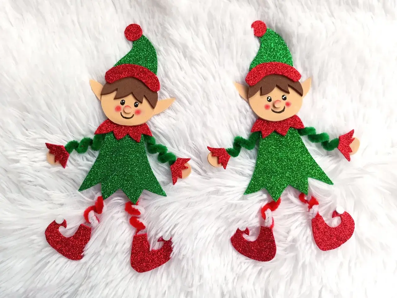 Dos adorables elfos de fieltro, un dibujo fácil para decorar la Navidad. ¡Perfectos para manualidades!