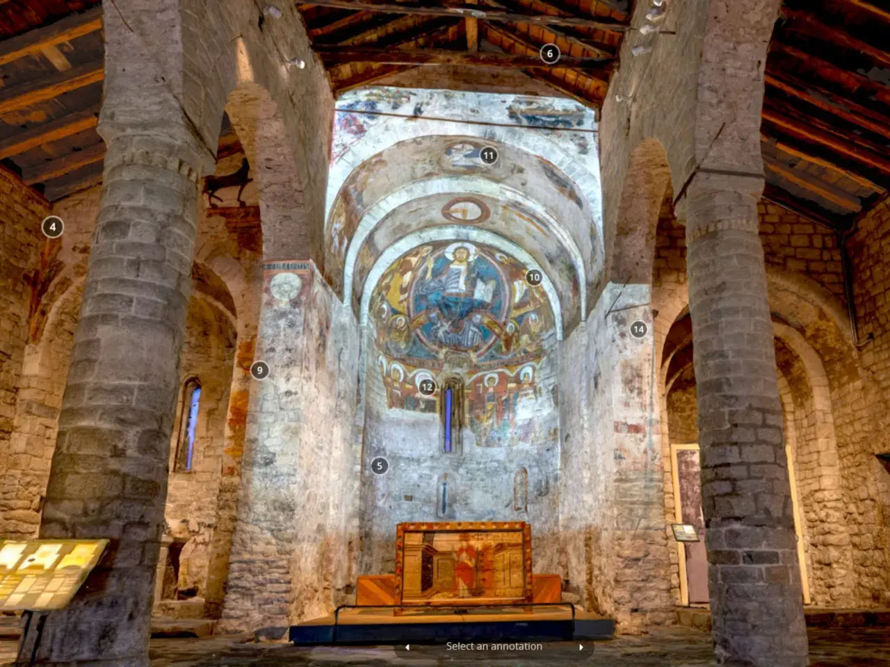 Interior de iglesias románicas del Vall de Boí. Frescos medievales en el ábside y altar.
