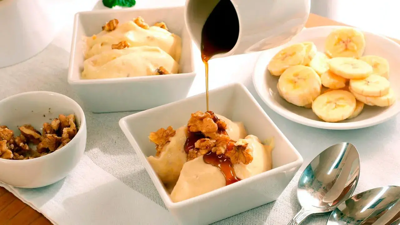 Delicioso helado casero de plátano con nueces y sirope. ¡Una receta fácil para hacer en casa!
