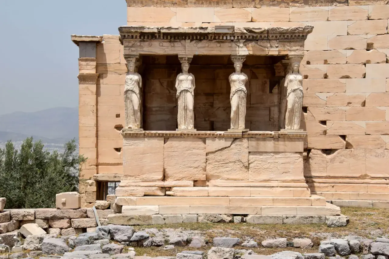 Die Karyatiden der Erechtheion-Tempel auf der Akropolis sind ein Muss beim Athen-Sightseeing.