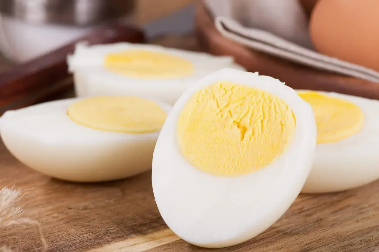 Œufs durs coupés en deux, montrant le blanc et le jaune bien cuits. Parfait pour un petit-déjeuner protéiné.