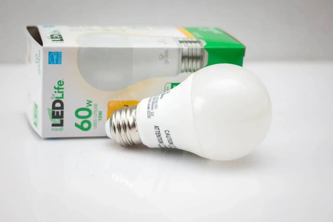 Żarówka LED Globe z kartonikiem, zapewniająca długą żywotność i gwarancję.