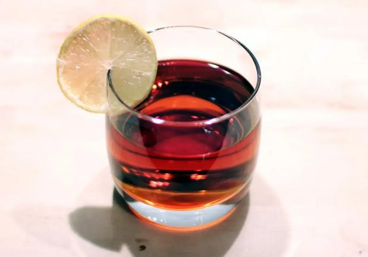 Orzeźwiający martini rosato drink z plasterkiem cytryny, idealny na letnie popołudnie.