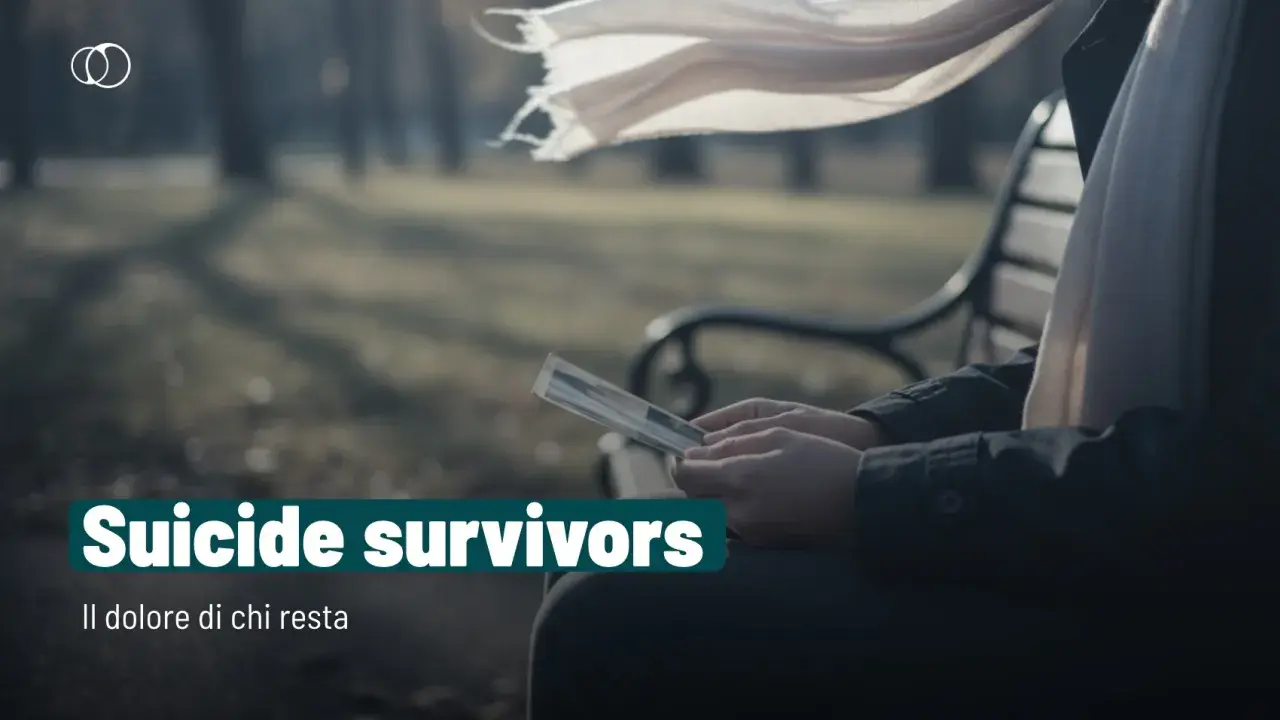 Mani che stringono una foto, simbolo del dolore e delle conseguenze di una madre suicida. Il vento muove una sciarpa, mentre il testo "Suicide survivors" evoca la sofferenza di chi resta.