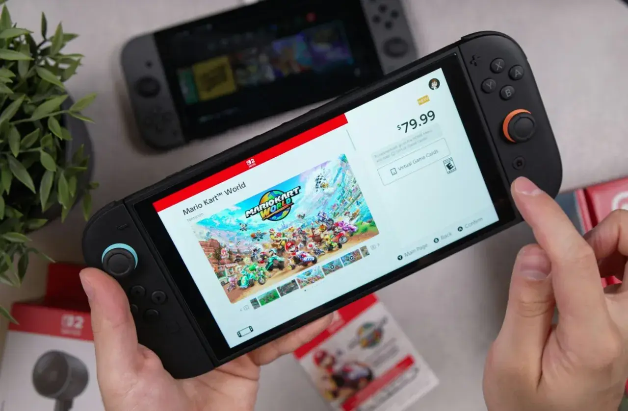 Ręce trzymają konsolę Nintendo Switch, na ekranie której wyświetla się gra Mario Kart World. To świetny przykład gry ruchowej na Nintendo Switch.
