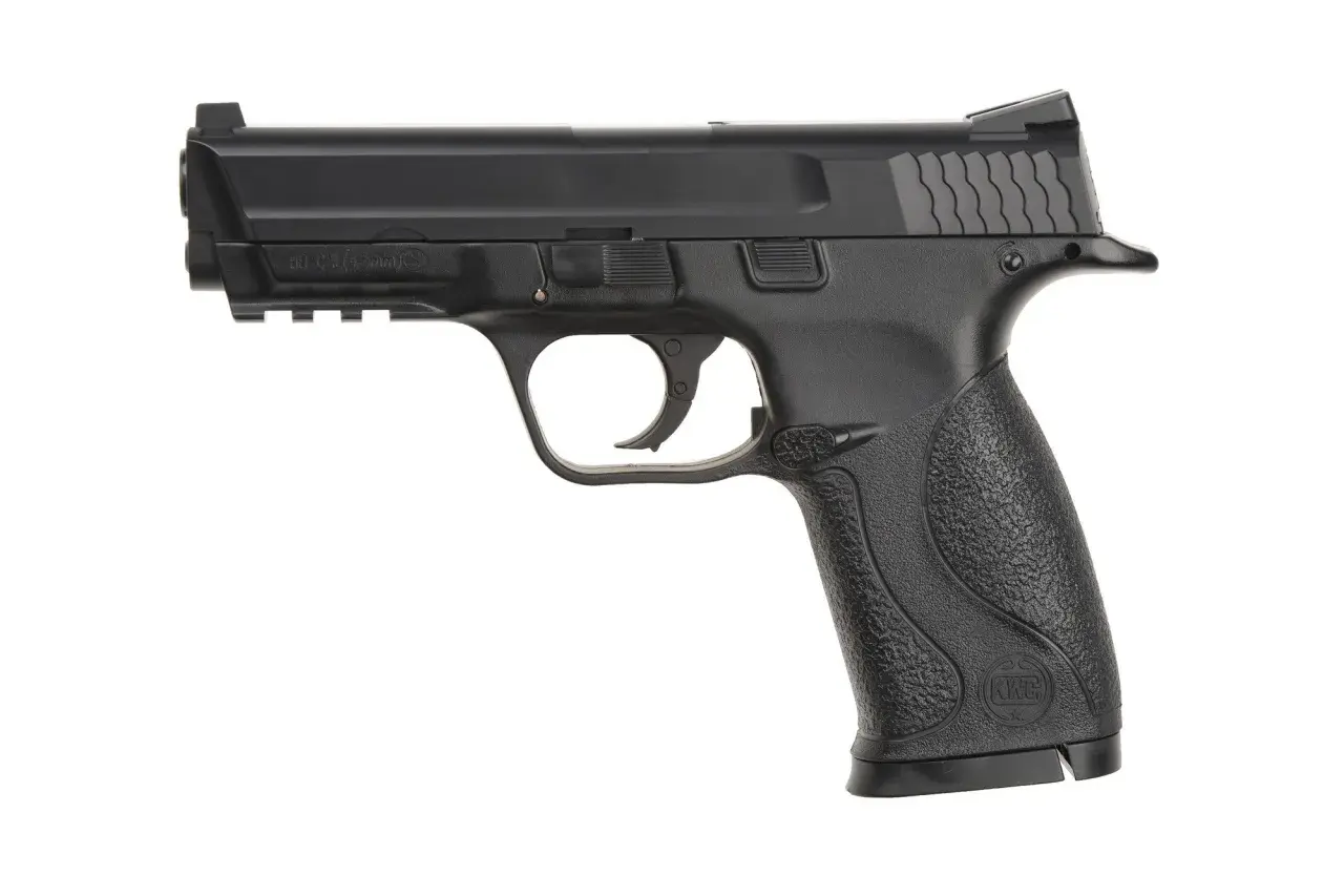 Czarny pistolet ASG, model wiatrówki z oznaczeniem kalibru 4,5 mm.