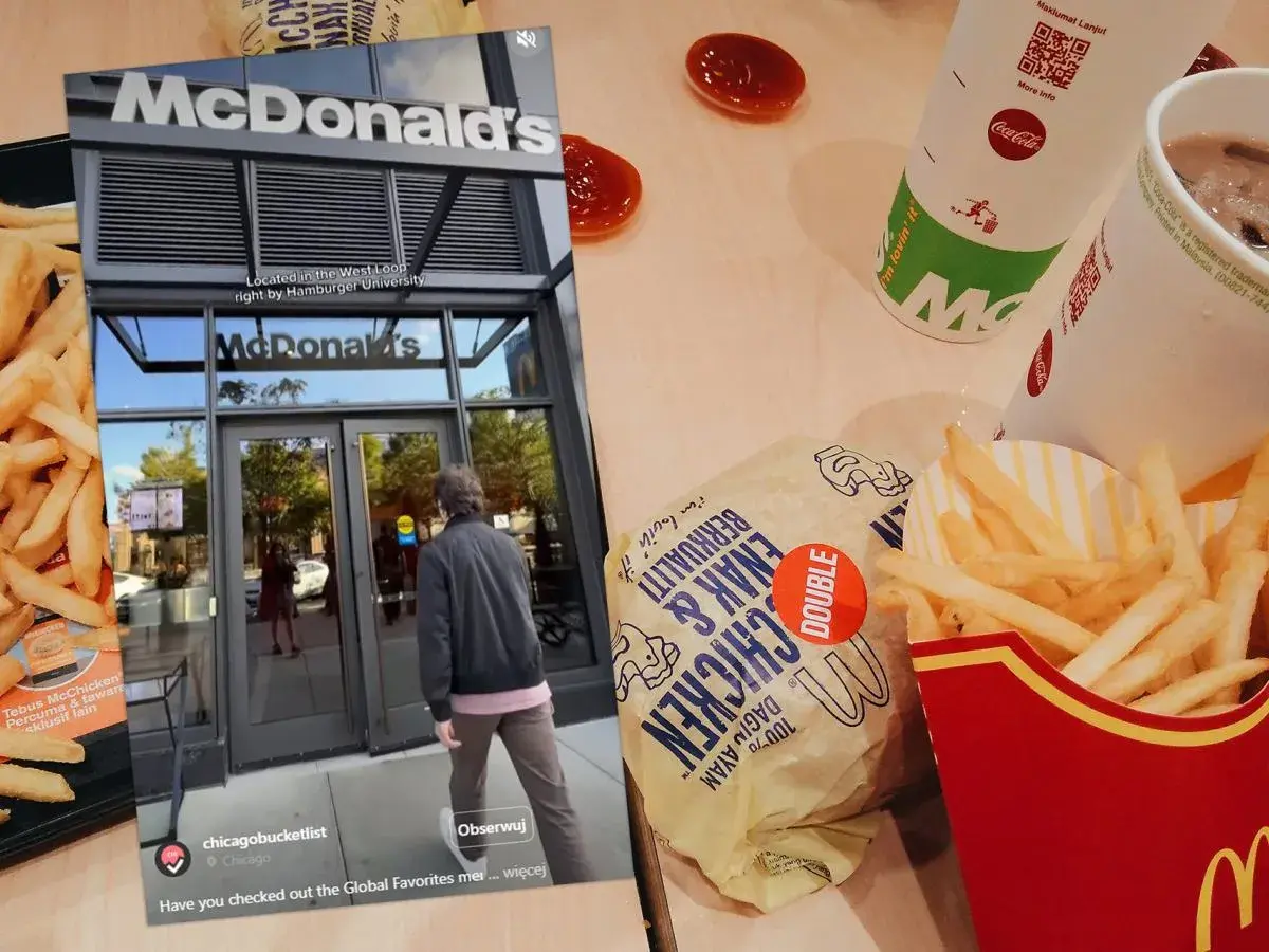 Nowości McDonald's: burger, frytki i napoje. Na ekranie zdjęcie wejścia do restauracji McDonald's w Chicago.