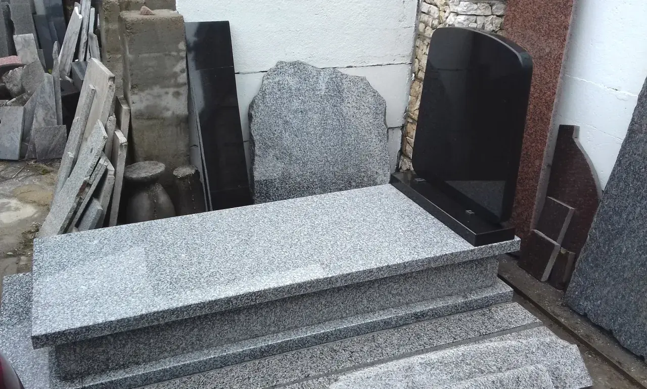 Jak odnowić stary nagrobek z lastryko domowym sposobem? Na zdjęciu nagrobki z lastryko i granitu, gotowe do montażu lub renowacji.