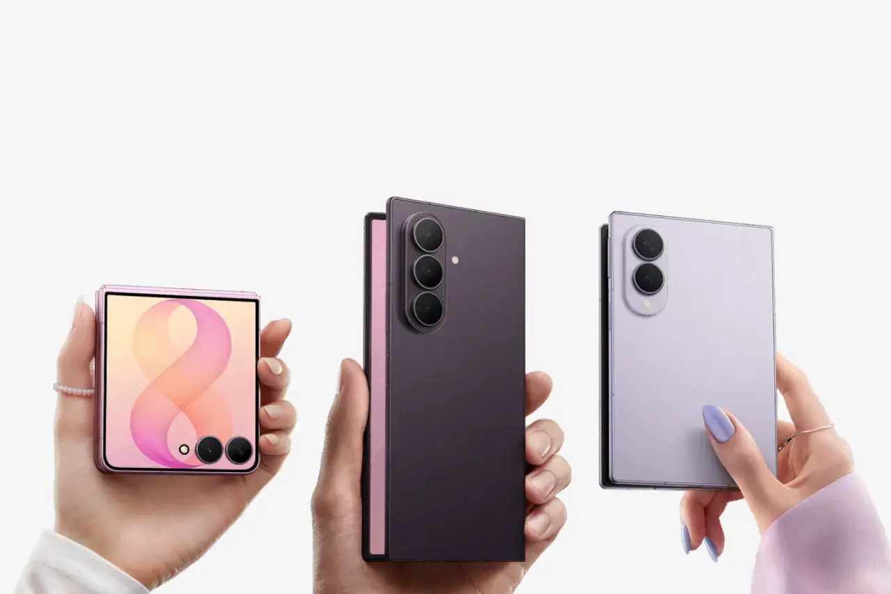 Tre mani mostrano smartphone pieghevoli in diverse colorazioni. Uno smartphone zoom cattura dettagli incredibili.