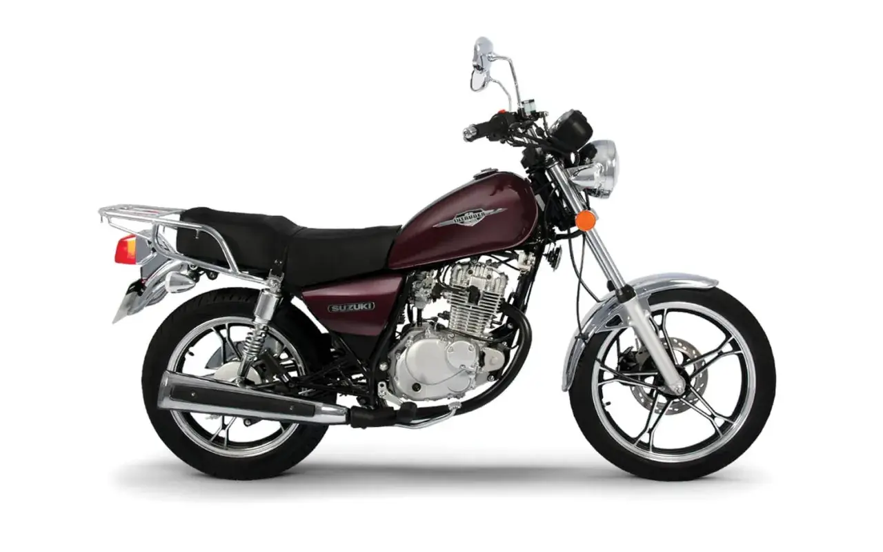 Ciemnoczerwony motocykl Suzuki Intruder 125 na białym tle.