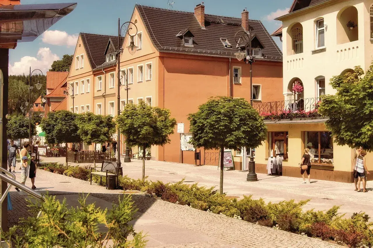 Ulica w Świeradowie-Zdroju. Sprawdzam rozkład jazdy busów Jelenia Góra Świeradów-Zdrój.
