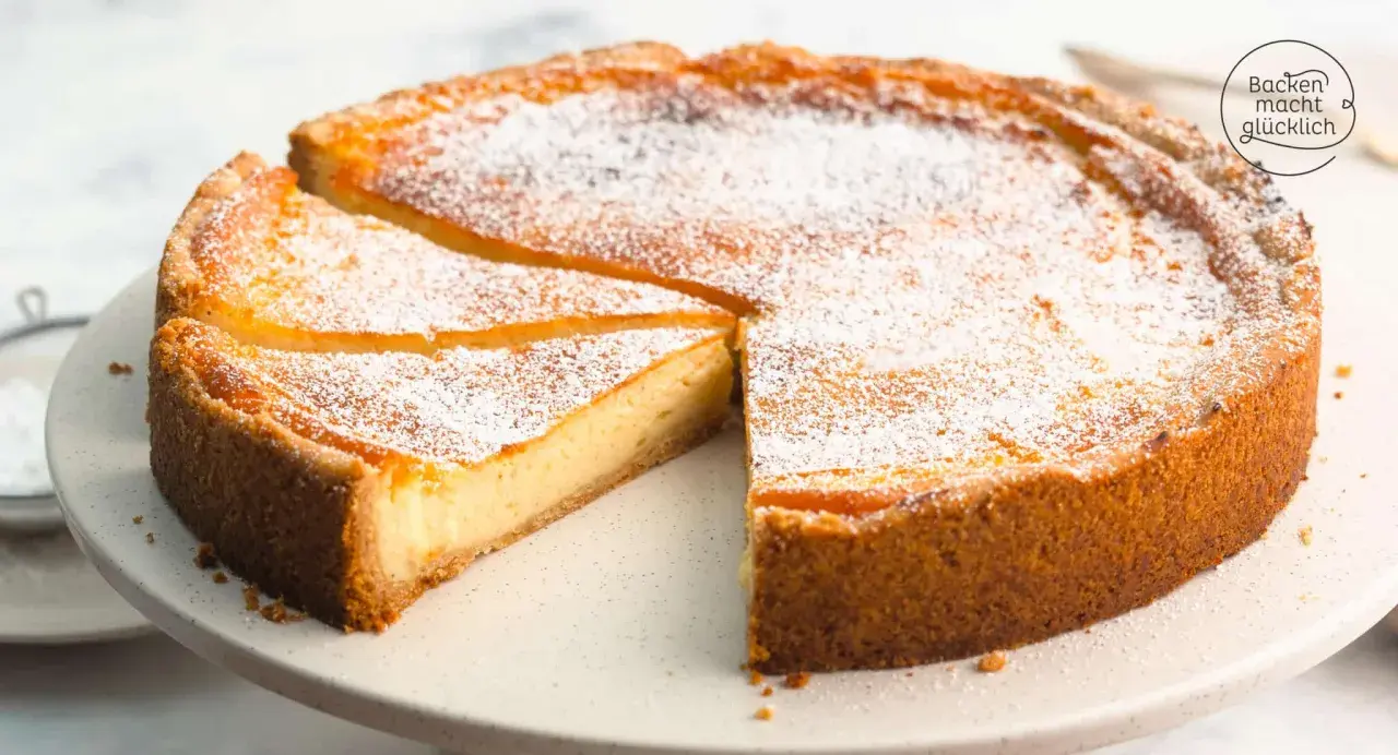 Ein köstlicher veganer Cheesecake, bestäubt mit Puderzucker, wartet darauf, genossen zu werden.