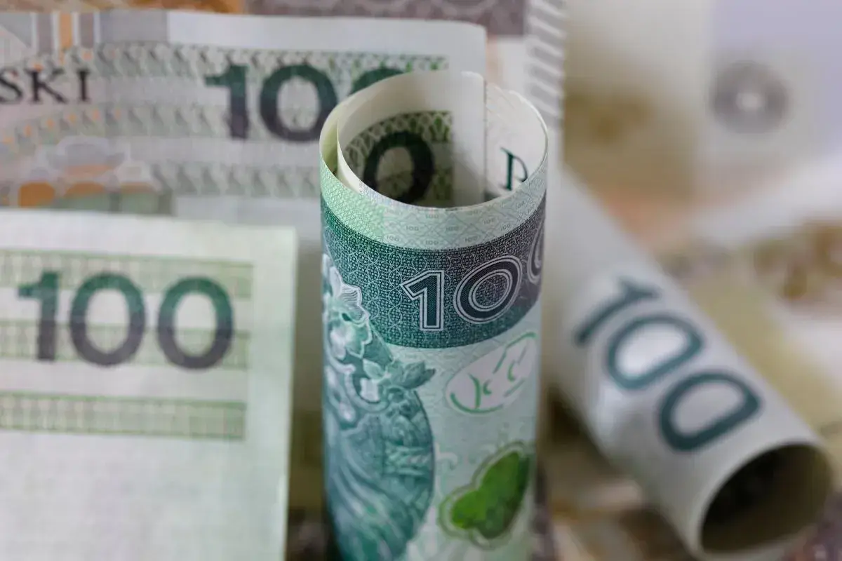 Zwijane banknoty 100 zł. Czy to kwota, ile radny dostaje za sesję?