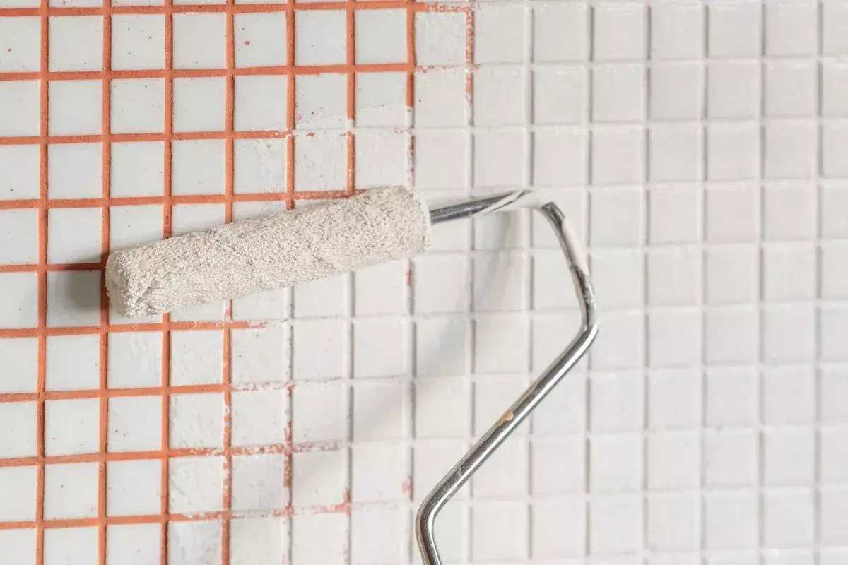 Metamorfoza kuchni: Odnów kafelki bez kucia! Tanie metody DIY
