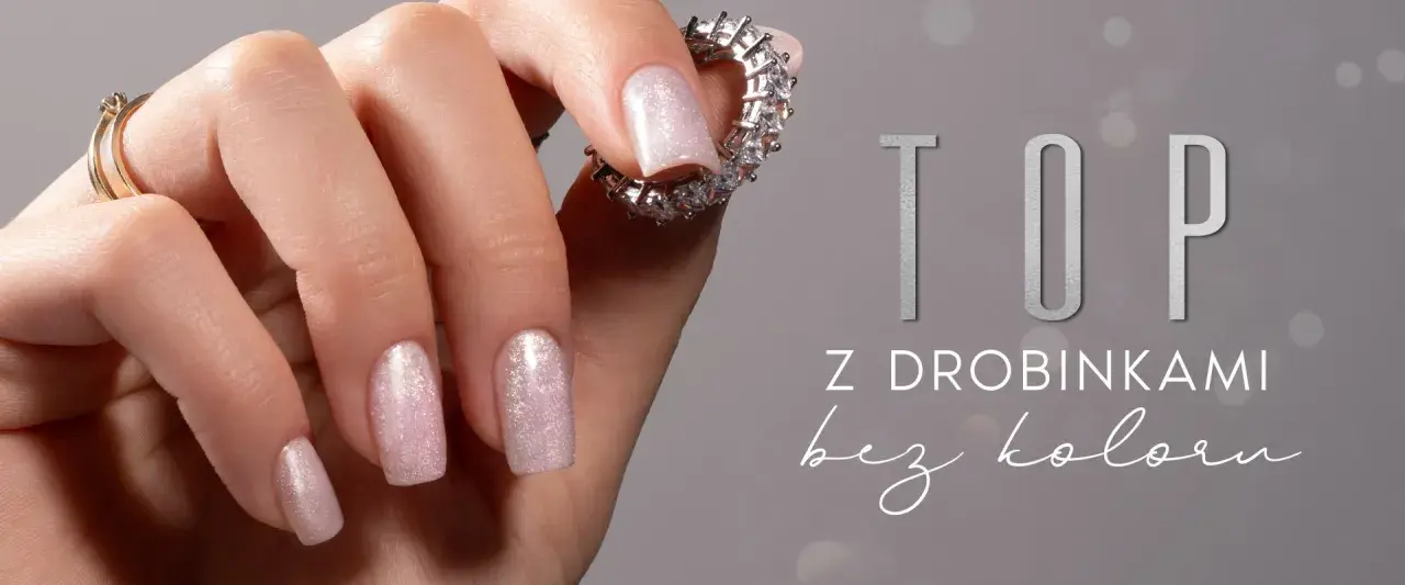 Eleganckie paznokcie z brokatem – idealny pomysł na subtelny manicure. Dłoń ozdobiona pierścionkami z cyrkoniami.