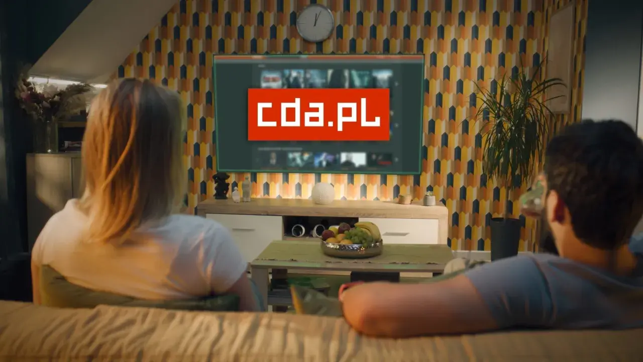 Para ogląda filmy na telewizorze, na którym wyświetla się logo cda.pl. Zastanawiają się, czy cda jest bezpieczne do oglądania.