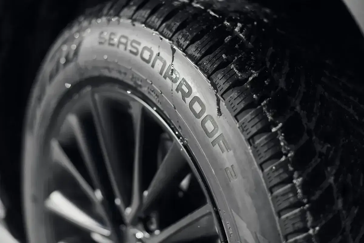 Opona Nokian Seasonproof z kroplami wody. Nokian to fińska firma, znana z produkcji opon zimowych i całorocznych.