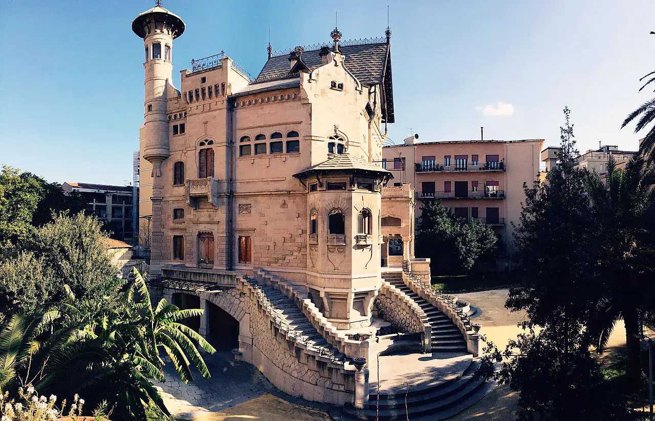 Villa Florio, un gioiello di liberty siciliano, con la sua torre e le scenografiche scale esterne.