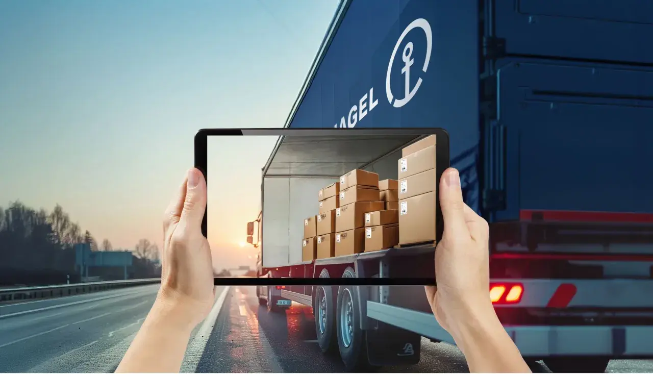 Hände halten Tablet mit LKW-Ladung Paketen. Digitale **tracking spedition** für effiziente Logistik.