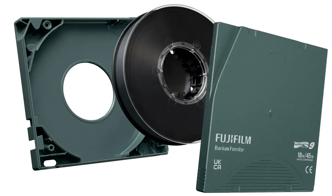 Taśma magnetyczna Fujifilm LTO-9, z obudową i pustym pojemnikiem. To zaawansowany magazyn danych, gotowy do archiwizacji.