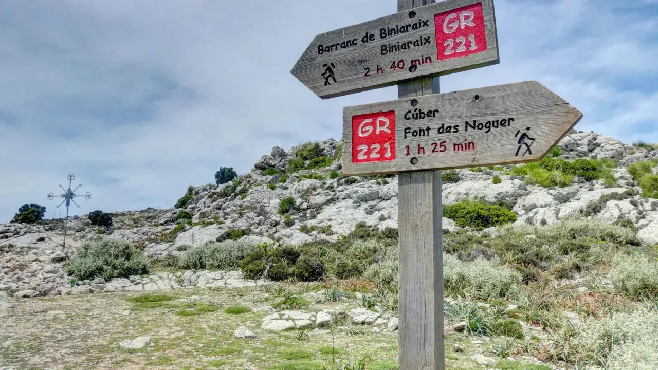Señalización de rutas de montaña GR 221, indicando el camino a Barranc de Biniaraix y Font des Noguer.