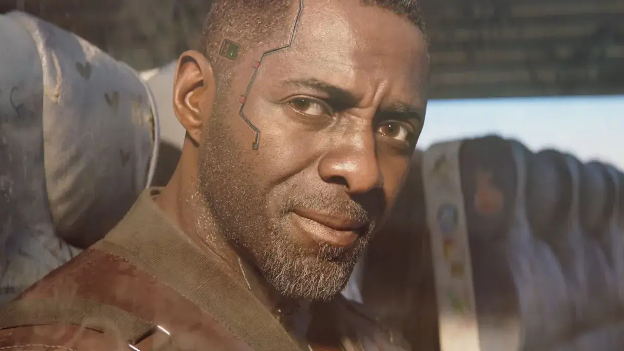 Idris Elba w futurystycznym stylu cyberpunk, z cybernetycznymi implantami na twarzy, siedzi w pojazdem.
