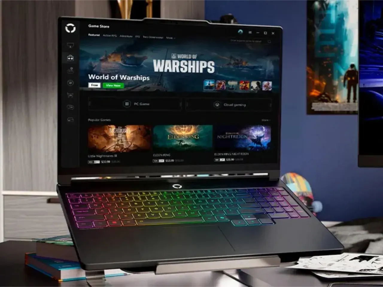 Gaming-Laptop mit beleuchteter Tastatur, zeigt "World of Warships" im Game Store. Ein Intel Panther Lake Prozessor sorgt für flüssiges Gameplay.