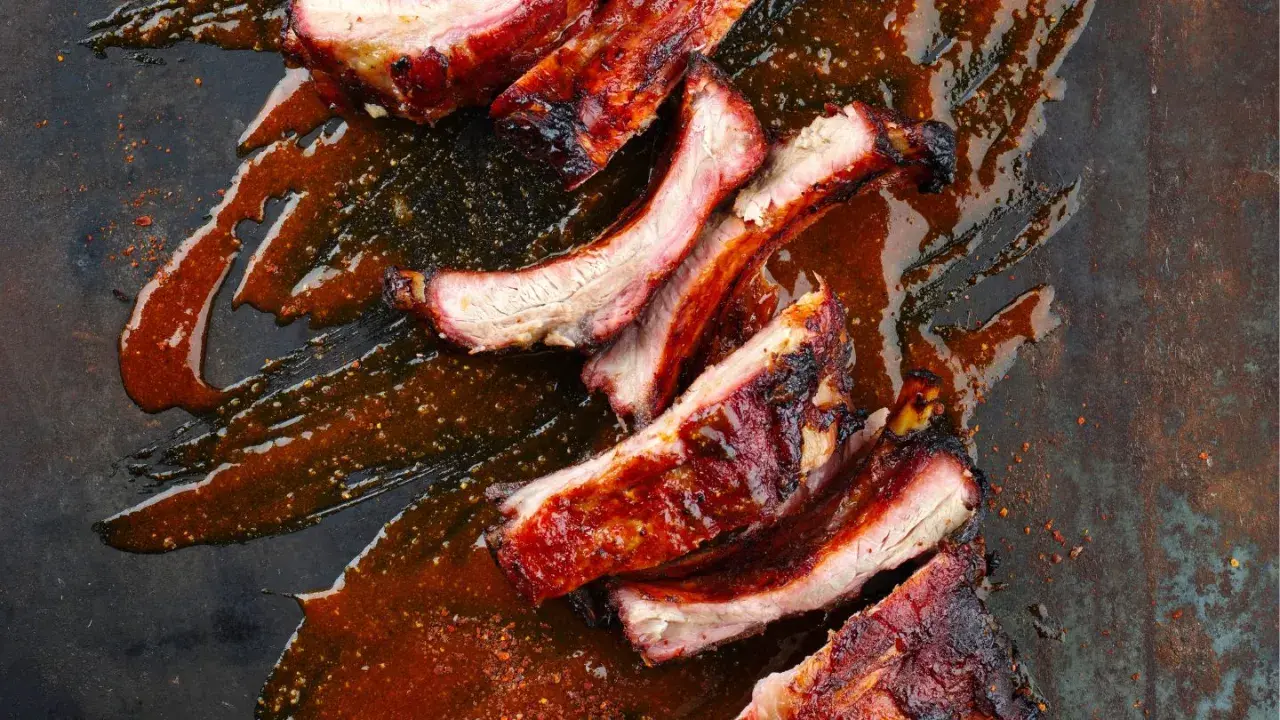 Côtelettes de porc grillées, nappées d'une sauce barbecue savoureuse. Une recette de ribs qui met l'eau à la bouche.