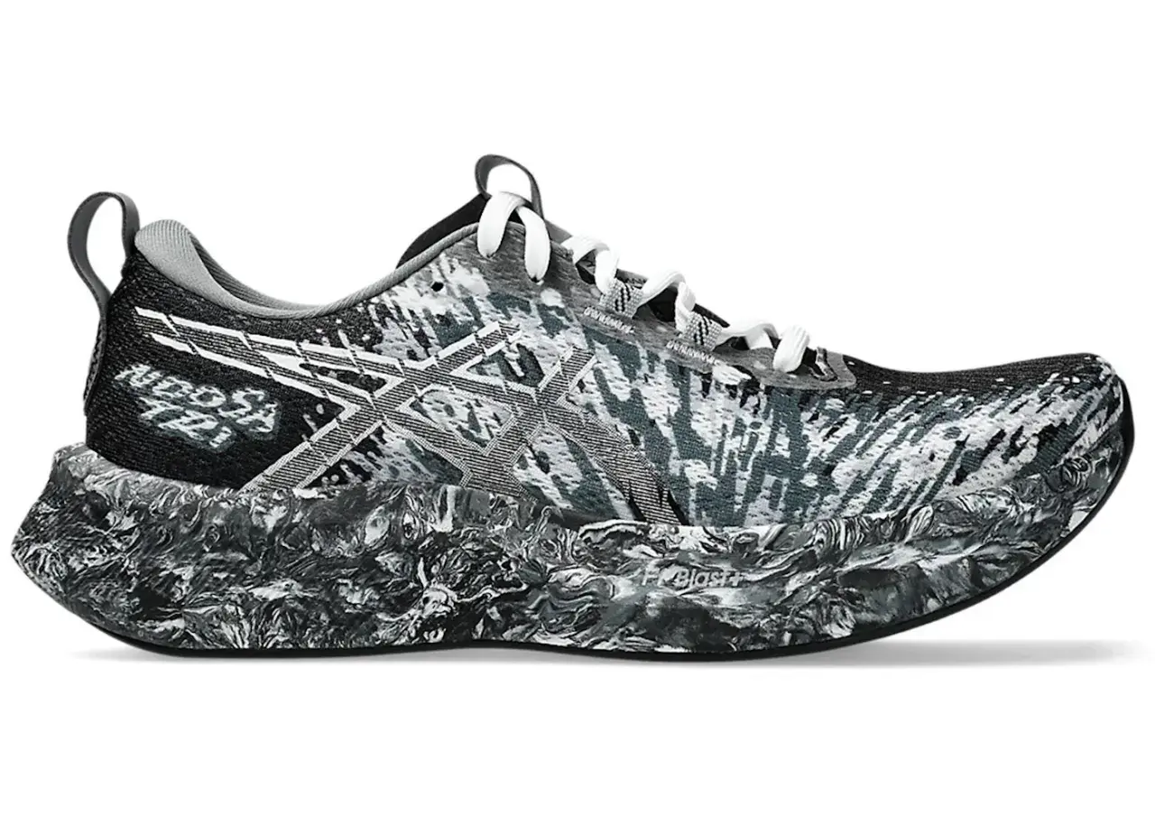 Scarpa da running Asics Noosa donna con tomaia in fantasia astratta bianco/nera e suola scolpita.