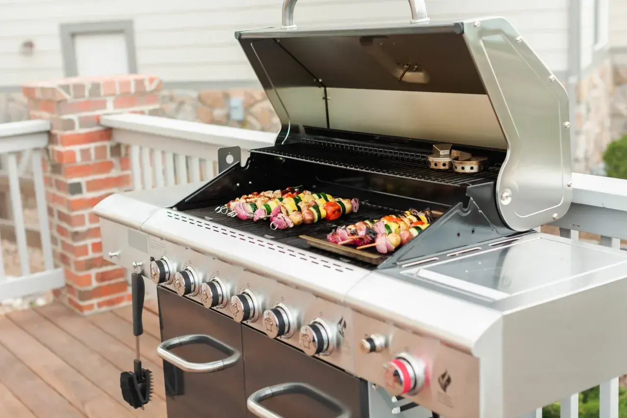 Brochettes colorées sur un barbecue sans charbon, prêt pour un repas en plein air.
