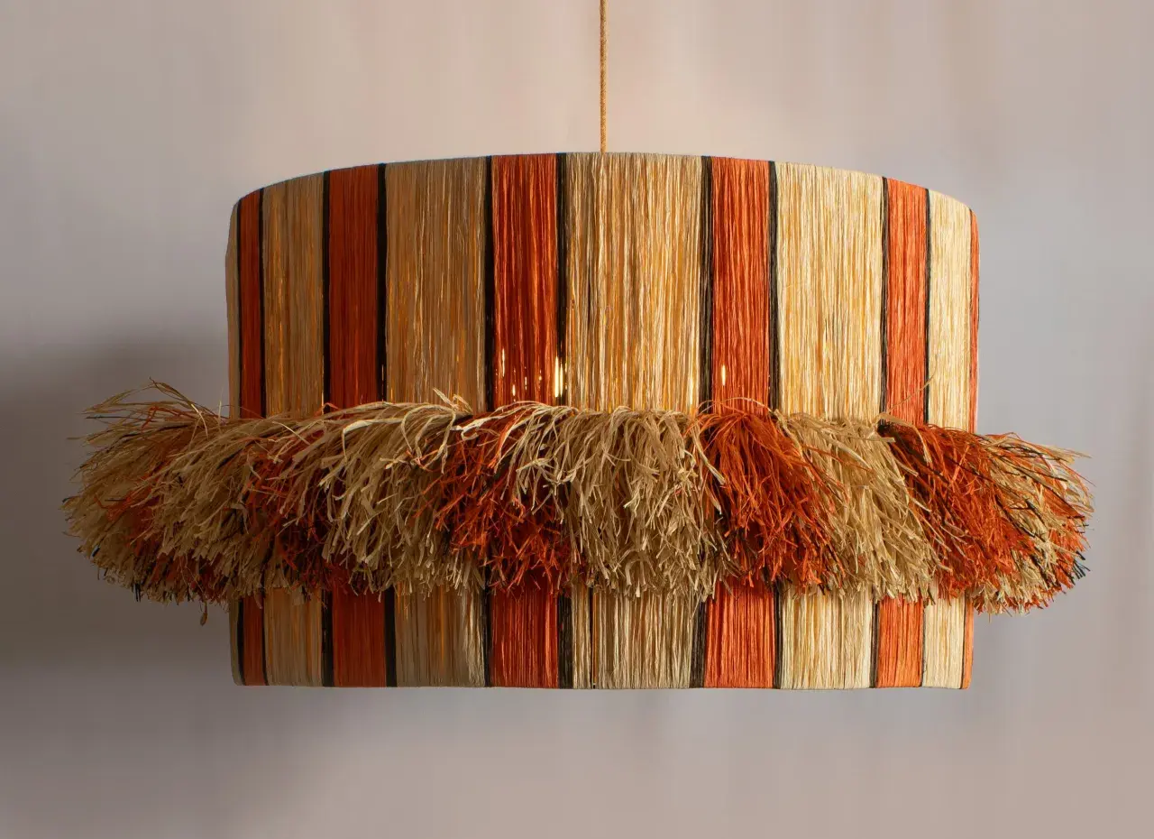 Lámpara de rafia con flecos, rayas naranjas y beige, estilo bohemio.