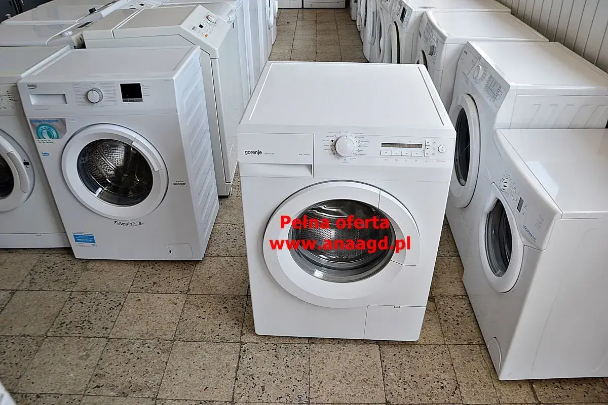 Pralka Gorenje, znana firma z Europy, stoi w rzędzie z innymi urządzeniami AGD.