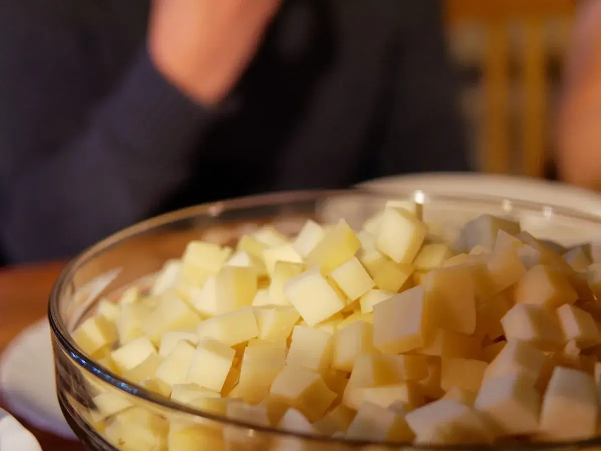 Un bol rempli de dés de fromage savoyard, prêt à être fondu pour un plat réconfortant.
