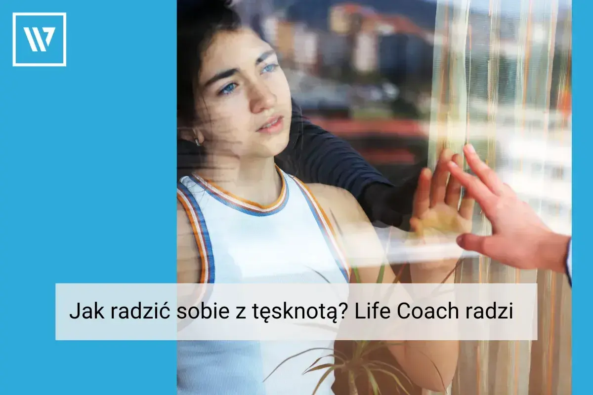 Młoda kobieta patrzy przez okno, dotykając szyby. To obraz tęsknoty, która może być trudna, ale życie coach podpowiada, jak sobie z nią radzić.