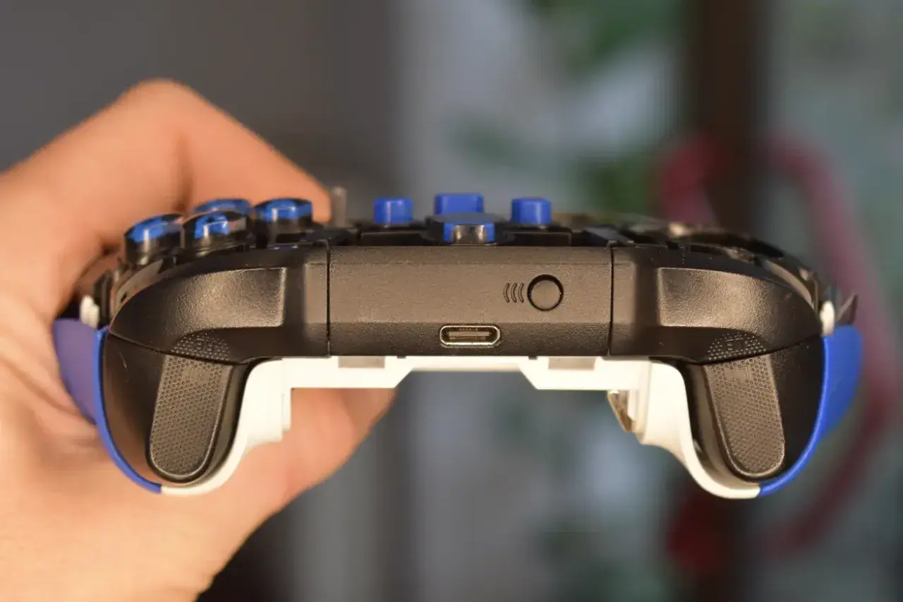 Kontroler z niebieskimi przyciskami i portem USB-C. Dowiedz się, jak podłączyć pada Xbox do telefonu, by grać gdziekolwiek.