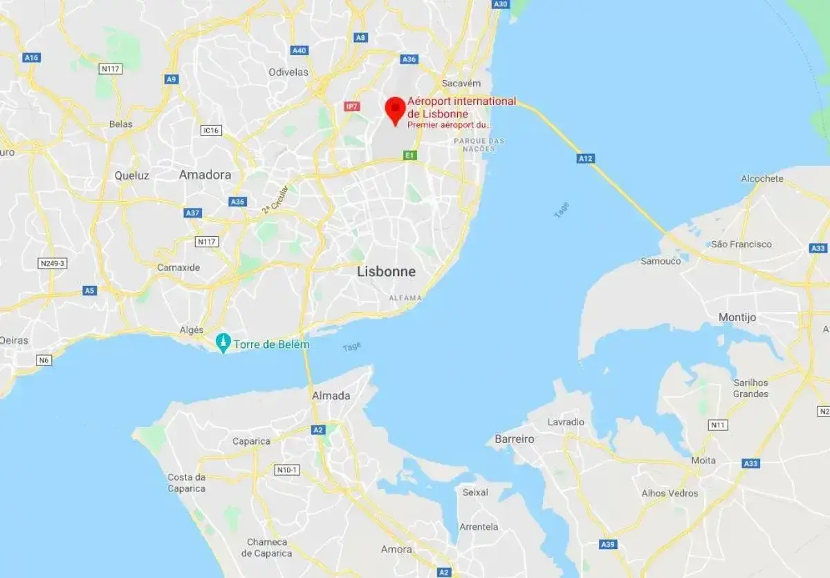 Mapa pokazuje lotniska w Portugalii, ze szczególnym uwzględnieniem międzynarodowego lotniska w Lizbonie.