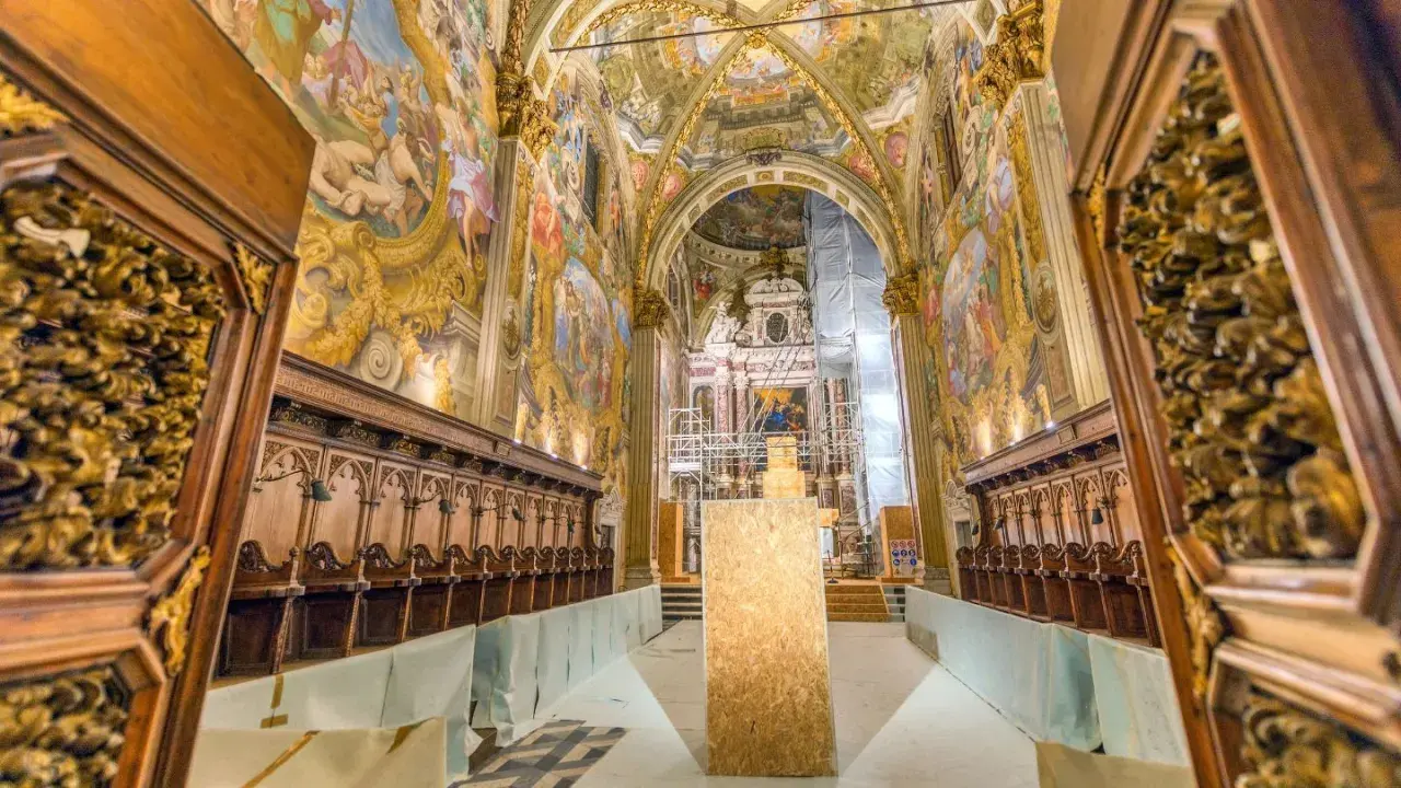 Interno della Certosa di Pavia: affreschi, stalli lignei e un'atmosfera solenne. Cosa vedere in questo capolavoro.