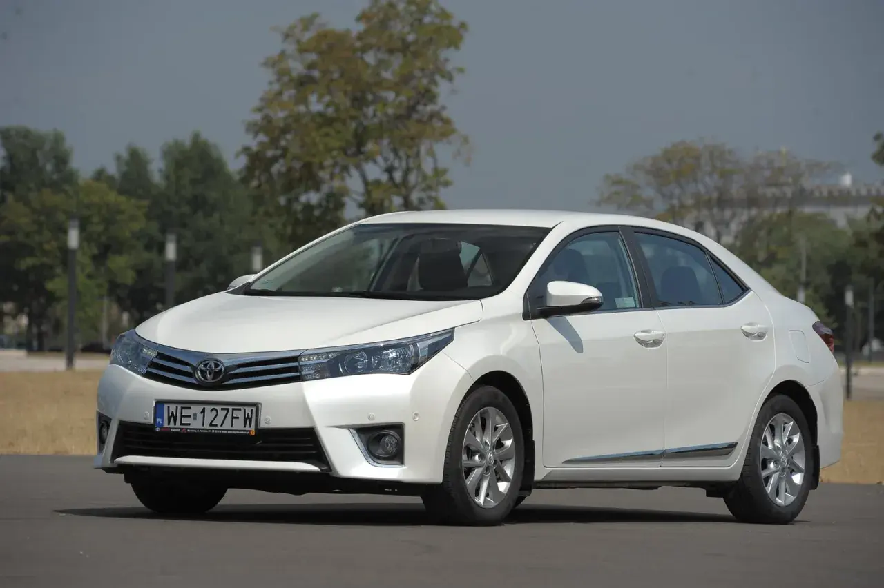 Biała Toyota Corolla 1.6 benzyna, idealna do miasta i na trasy. Zastanawiasz się, ile pali? Ten model oferuje dobre osiągi przy rozsądnym spalaniu.