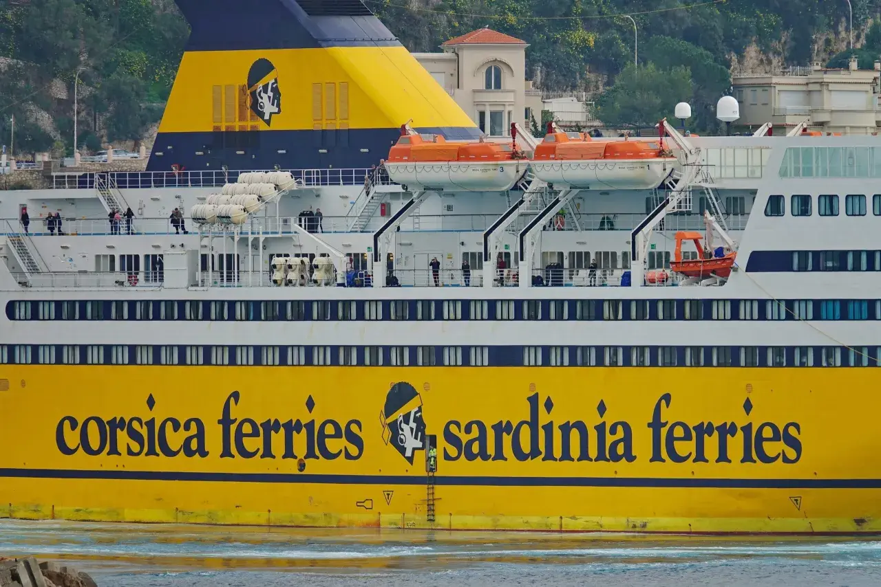 Żółty prom Corsica Ferries z napisem "sardinia ferries" to idealny sposób, by dowiedzieć się, jak dojechać na Sardynię.