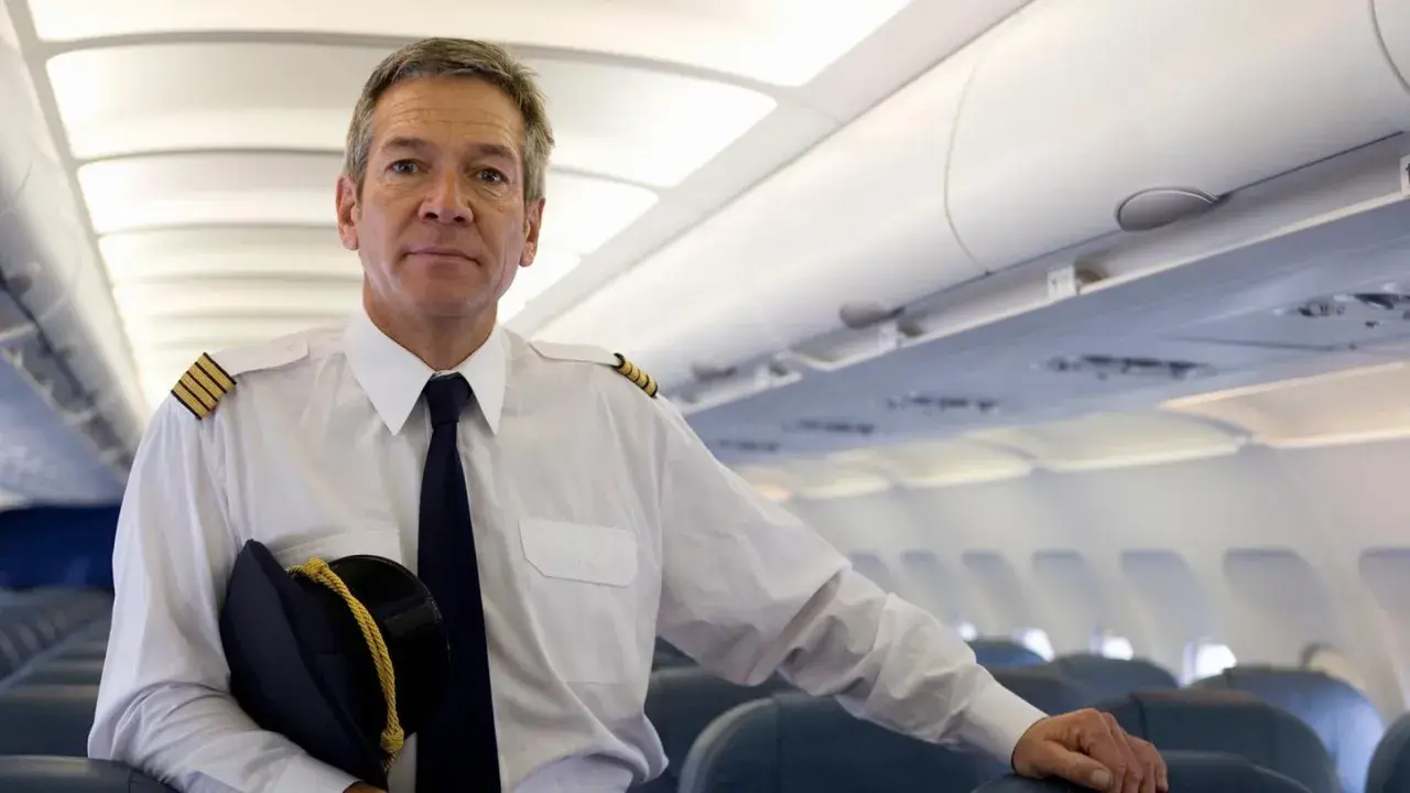 Erfahrener Pilot im Cockpit, bereit für den nächsten Flug. Das Gehalt eines Piloten ist oft ein spannendes Thema.