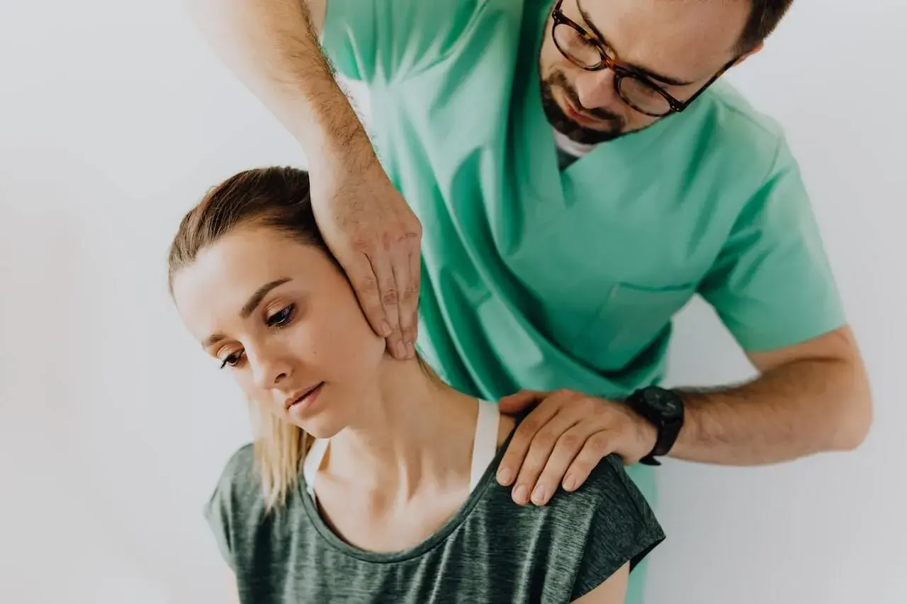 Fisioterapista esegue manipolazione cervicale. Chissà quanto guadagna un fisiatra per un servizio così importante.